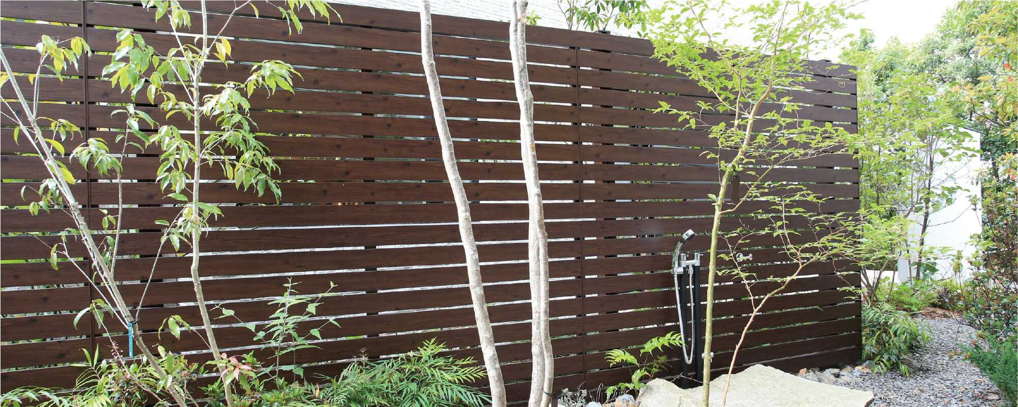 タカショー デザイナーズスタイルフェンス千本密格子Ｈ１８ ブラウンエボニー Ｗ１１７６×Ｈ１７２０ タカショー デザイナーズスタイルフェンス千本密格子Ｈ１８ ラスティ