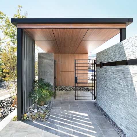 木目調の内装で高級感ある門まわりに