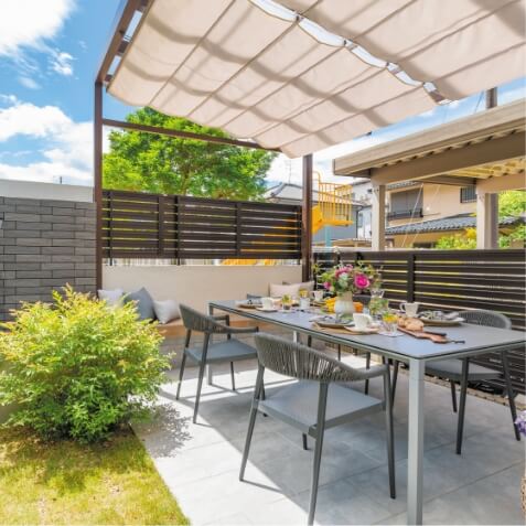 屋外で、気持ち良く家族がくつろげる空間をつくるポーチガーデン