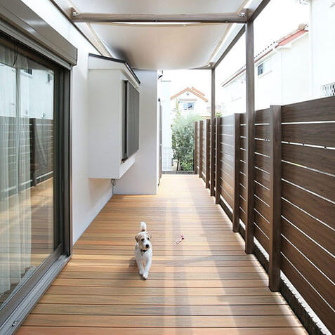 「エバーエコウッド リアル」を使ってリフォーム。愛犬と遊んで寛げるデッキスペースに