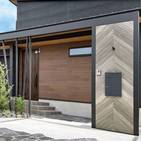 建物の軒と高さを揃え、調和がとれた一体感を感じるファサード空間