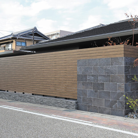 木目調アルミ材のエバーアートウッド部材でつくる板塀フェンス。落ち着いたカラーで建物とも調和します