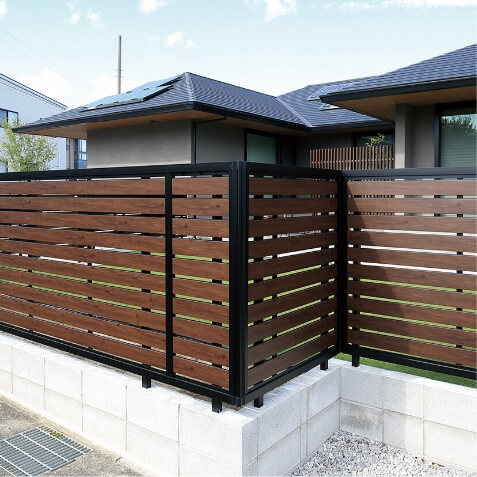 お庭の目かくしに、エバーアートフェンスを使用