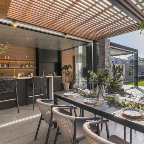 オールグラスポーチⅡとホームヤードルーフⅡでつくるラグジュアリーな空間