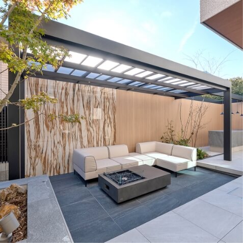 壁面に木目調のエバーアートボードを使い、木のあたたかみを感じるお庭