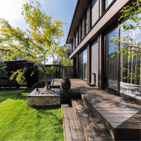 ウッドデッキで自然を身近に感じる、木と光のガーデン空間