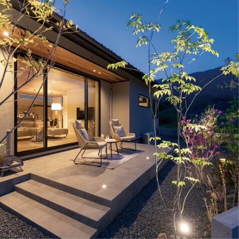 夜の庭での暮らしを照らす、心地よい光の演出