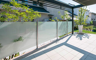 強化ガラスフェンス