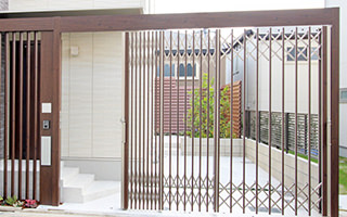 伸縮門扉